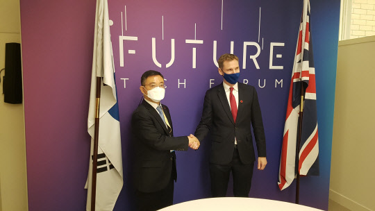 이태희(왼쪽) 과학기술정보통신부 기획조정실장과 크리스 필브(Chris Philp) 디지털문화미디어체육부 차관이 기념촬영을 하고 있다. <과학기술정보통신부 제공>